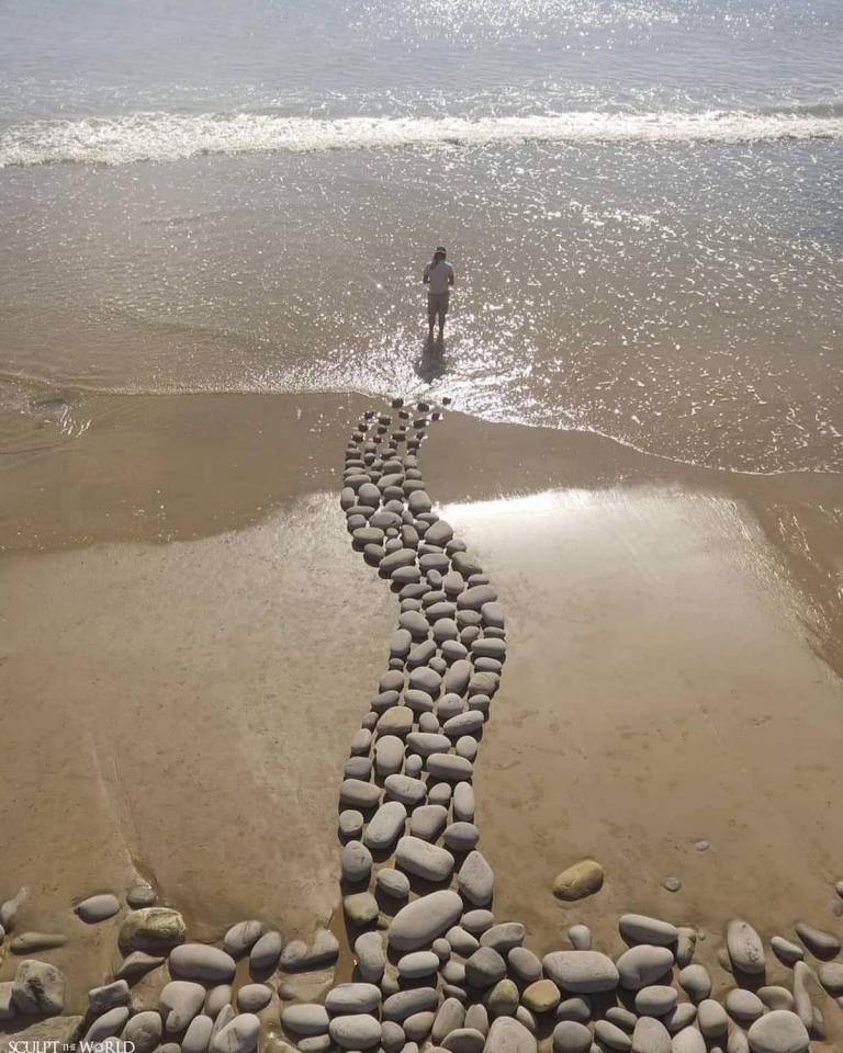 Artist Adorns Beaches With Mesmerizing Arrangements Of Rocks