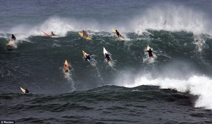 breaking-hawaii-sees-biggest-waves-in-five-years-6-photos