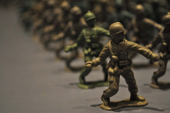 10,000 brown toy soldiers installation by Francis Hollenkamp