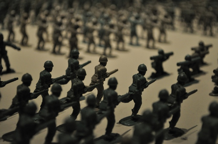 10,000 green toy soldiers installation by Francis Hollenkamp