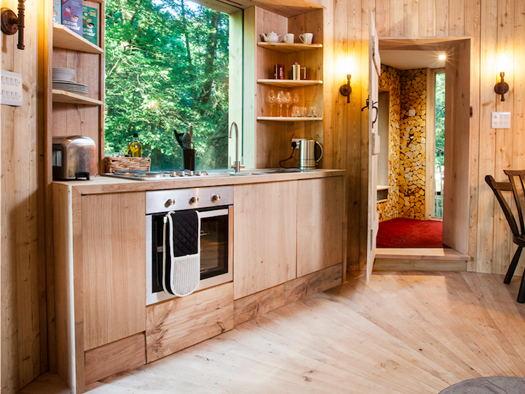 Comforts Of A Luxury Hotel In The Woodman Treehouse