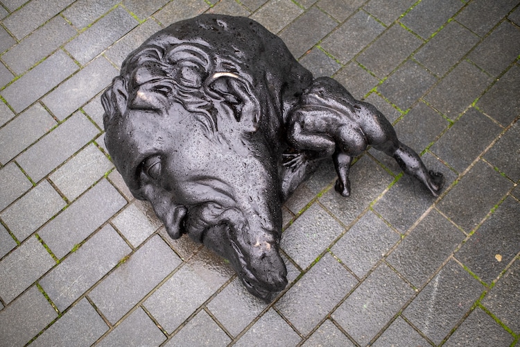 escultura de bronce con cabeza enorme de Thomas Lerooy