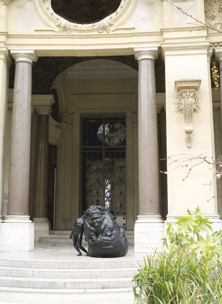 escultura de bronce con cabeza enorme de Thomas Lerooy