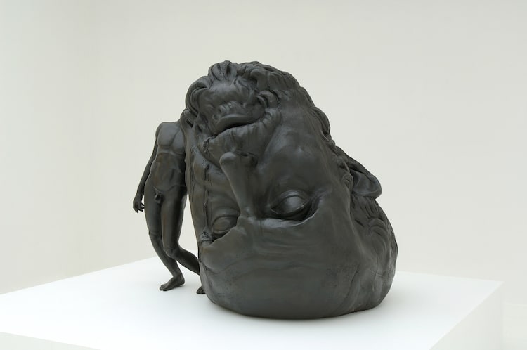 escultura de bronce con cabeza enorme de Thomas Lerooy