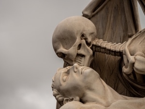 Poblenou Cemetery’s Breathtaking ‘Kiss of Death’ Sculpture