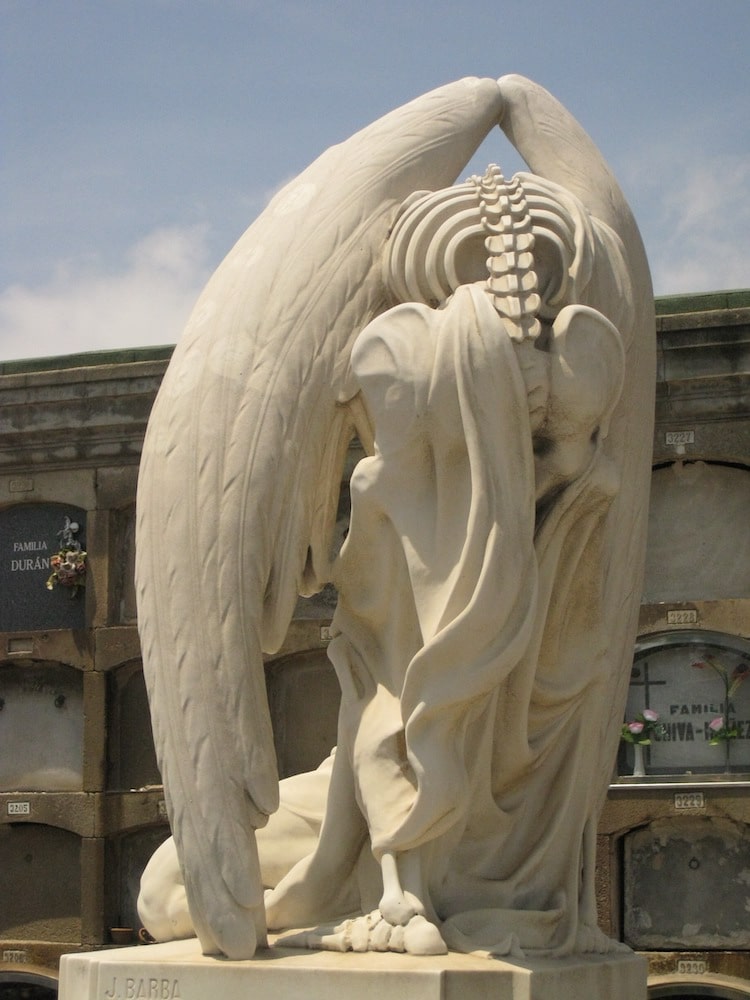 Escultura del Beso de la muerte en el cementerio de Poblenou