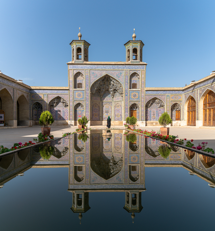 atrio de la mezquita Nasir al-Mulk en Shiraz