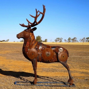 Sculptor Creates Life-Sized Animal Kingdom From Scrap Metal