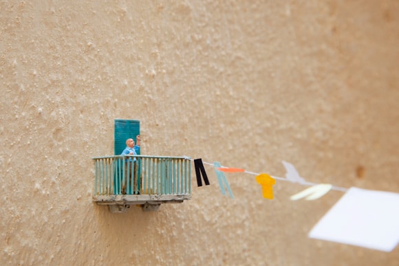 Miniature People Need to Do Laundry Too - Slinkachu: Italy