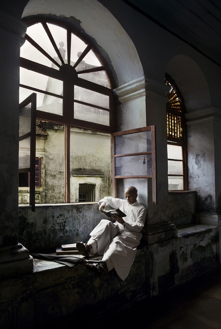 01590_06, India, 06/2013, INDIA-12155. A man sits and read by a window. retouched_Sonny Fabbri 09/09/2013