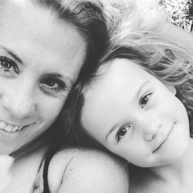 mumpack travel mom quits job to see the world with her 5-year-old daughter