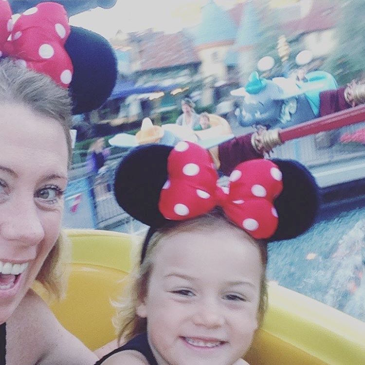mumpack travel mom quits job to see the world with her 5-year-old daughter