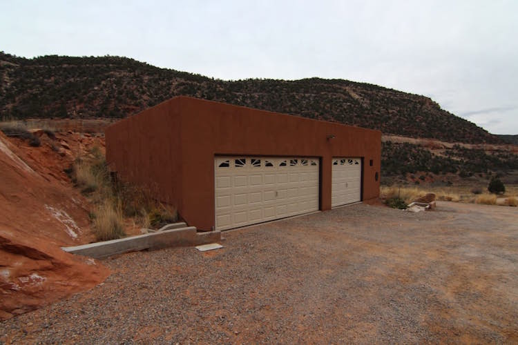 Cliff Haven Remote Utah House Built into Red Rocks