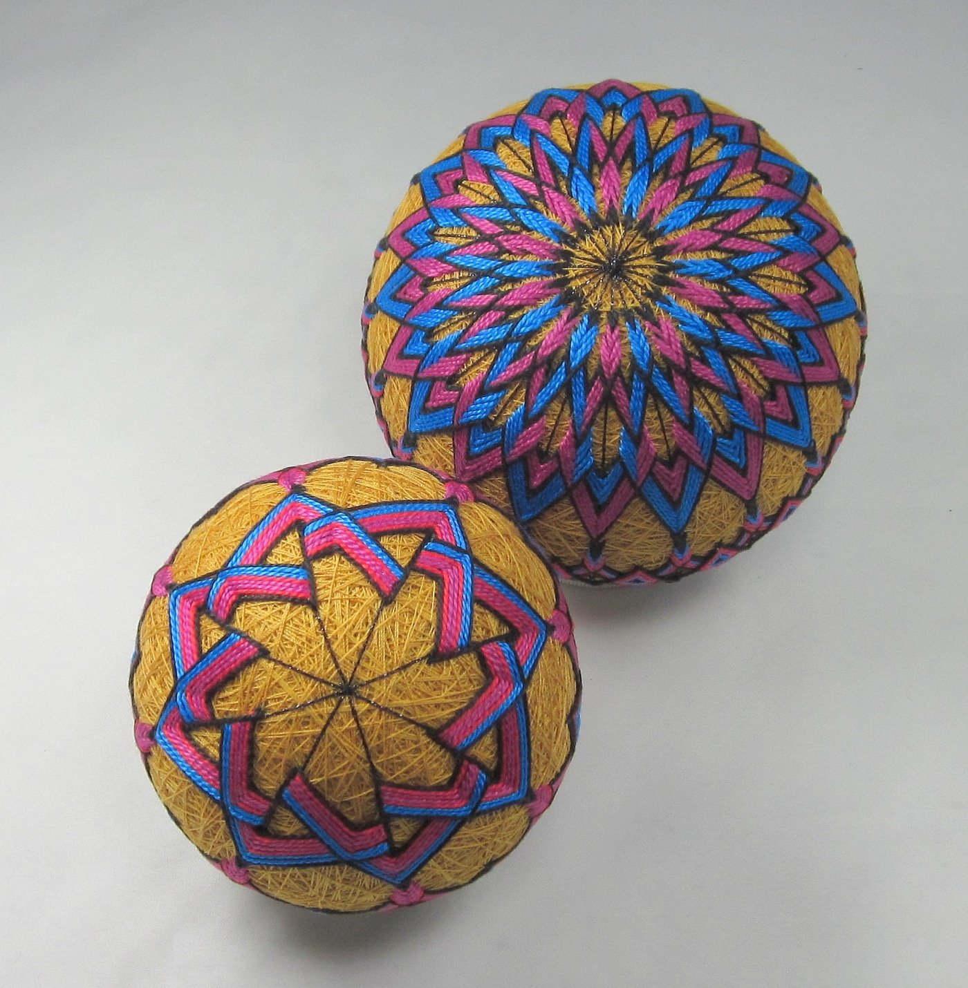 Temari balls with geometric patterns