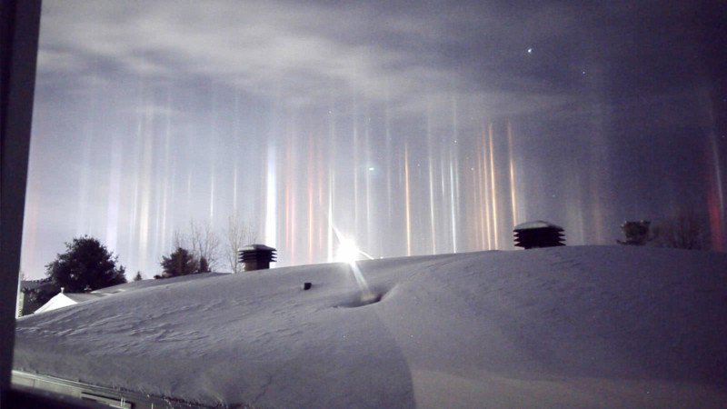 light pillars optical phenomena night sky ice crystals