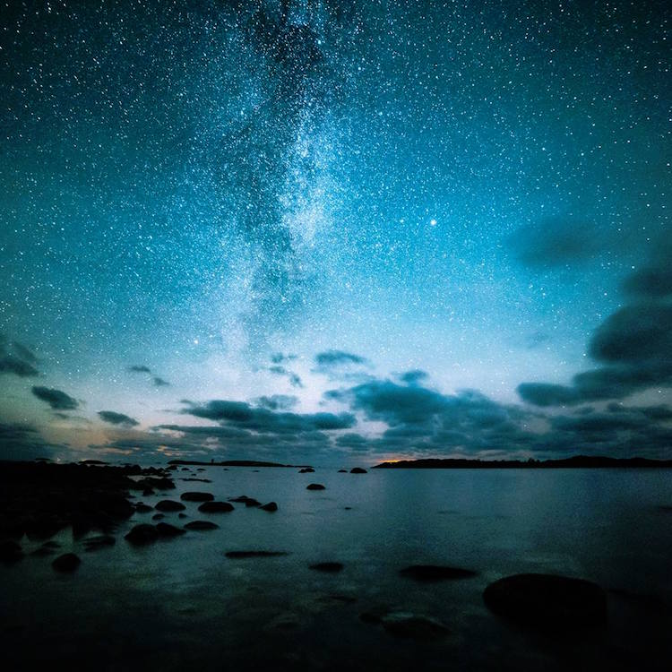 Photographer Captures Tranquil Landscapes Illuminated by Starry Nights