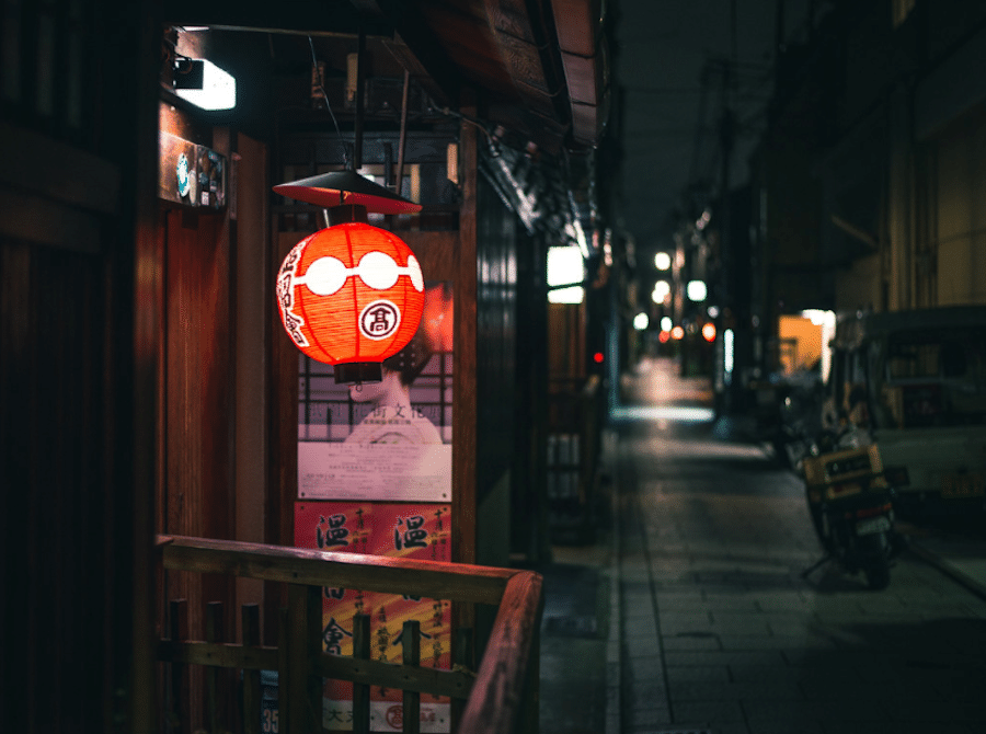leslie taylor photo of kyoto japan travel photography night lantern