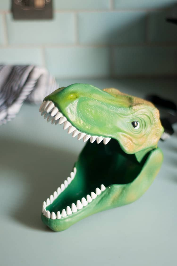 Creative Lunch Box Shaped Like a Dino Stores Food Between Its Teeth