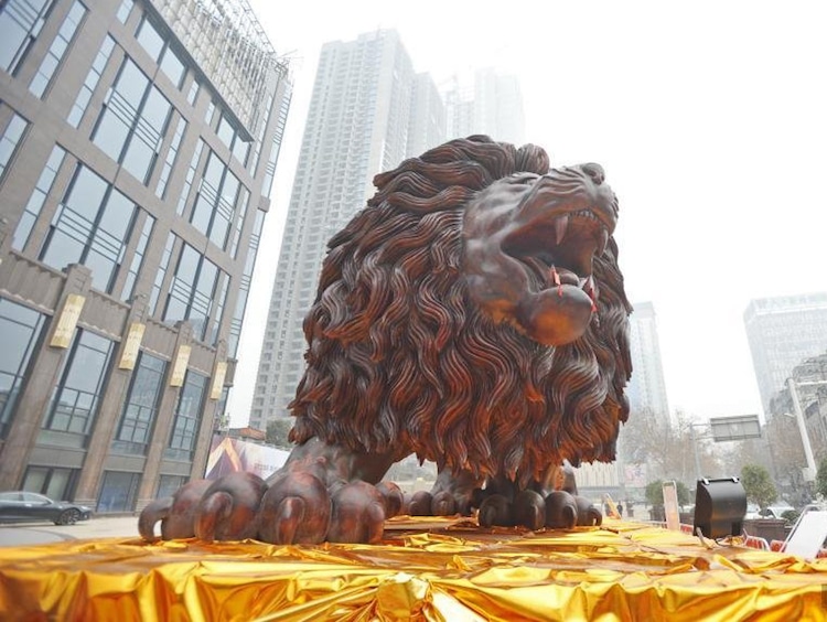 escultura de leon en wuhan