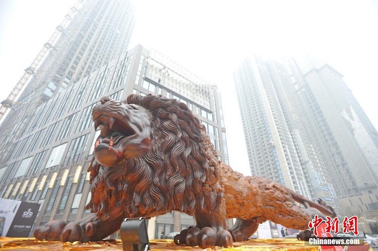 escultura de leon en wuhan