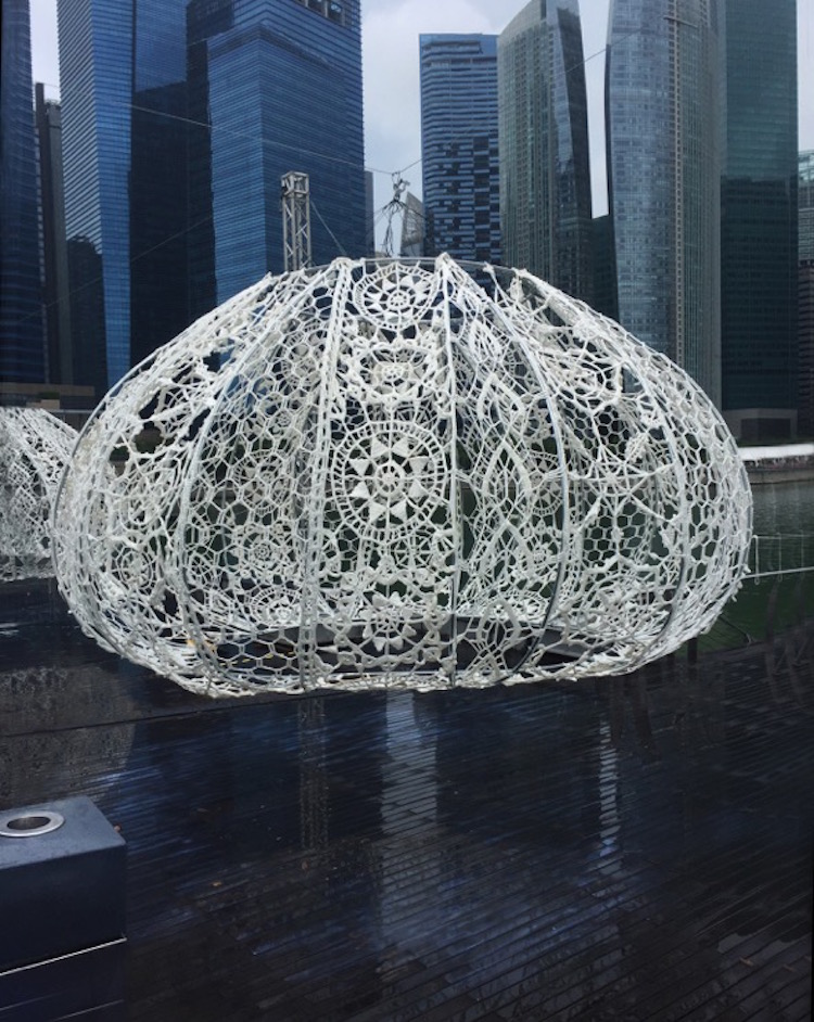 Instalación de arte tejida por Choi Shine Architects The Urchins