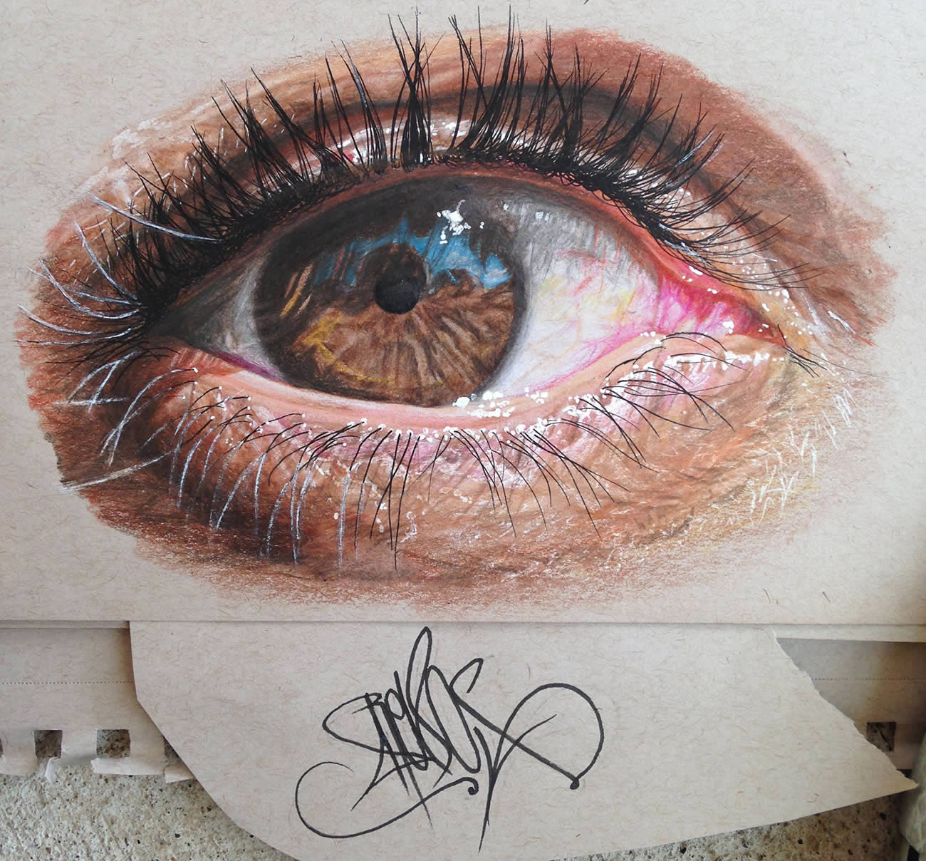 Ojos hiperrealistas dibujados con lápices de colores por Redosking