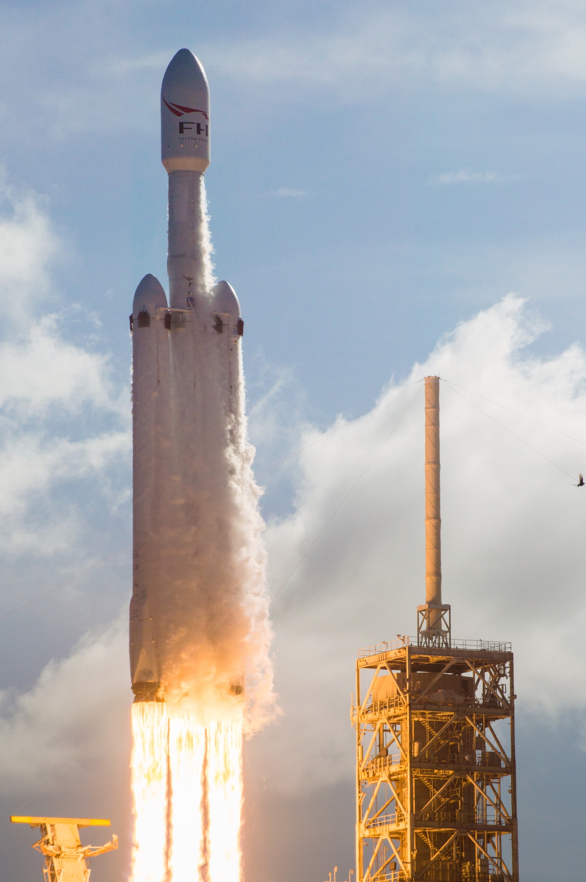 Photographer’s Incredible Shot of the Space X Falcon Heavy Launch Goes