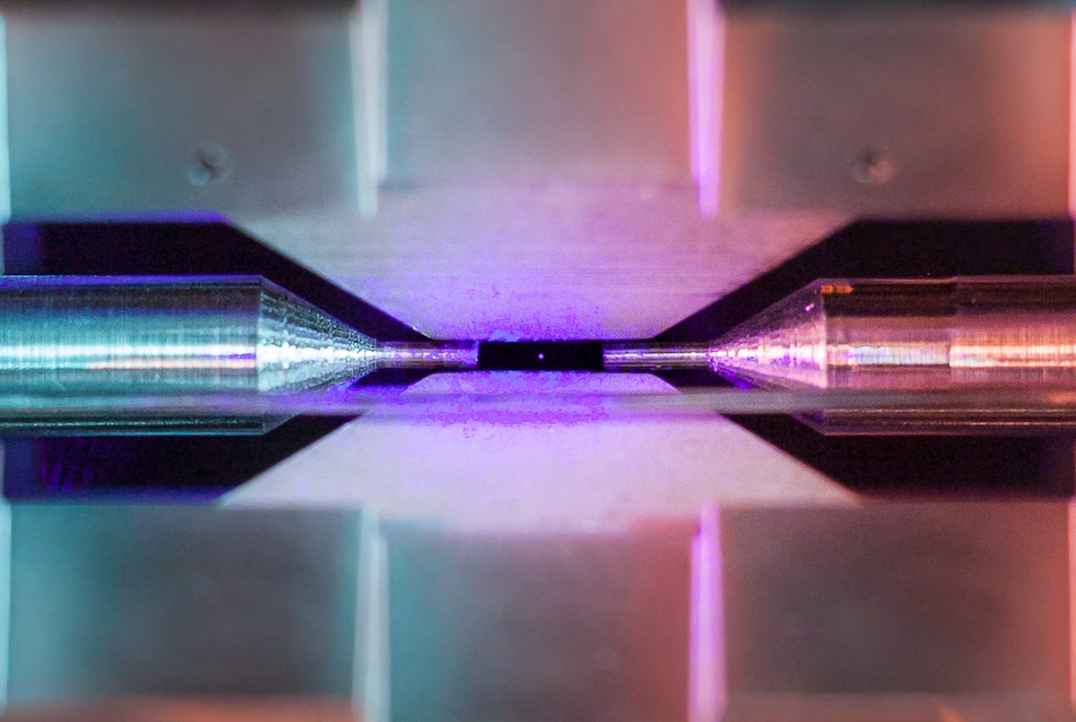 photo of an atom science photography
