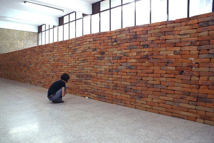 Instalación de arte con muro de ladrillos por Jorge Méndez Blake