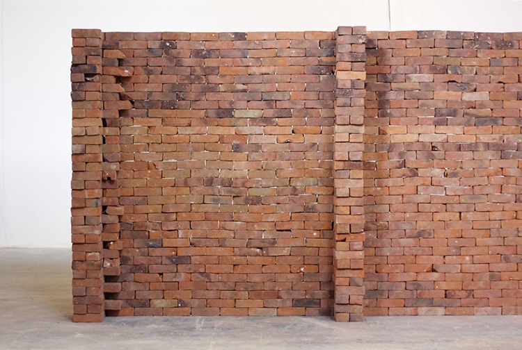 Instalación de arte con muro de ladrillos por Jorge Méndez Blake