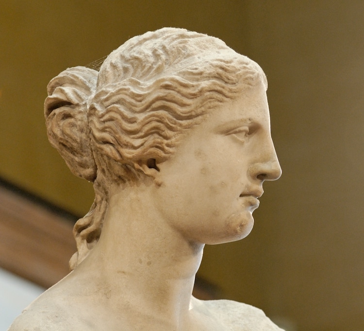 Escultura de la Venus de Milo en el Louvre