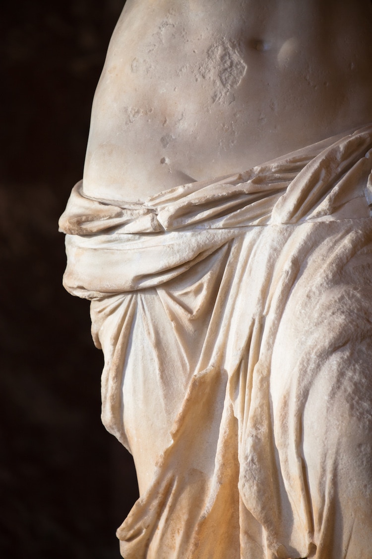 Escultura de la Venus de Milo en el Louvre