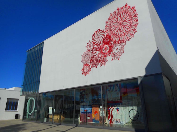 Crochet Doilies Installation Art par Ashley V Blalock