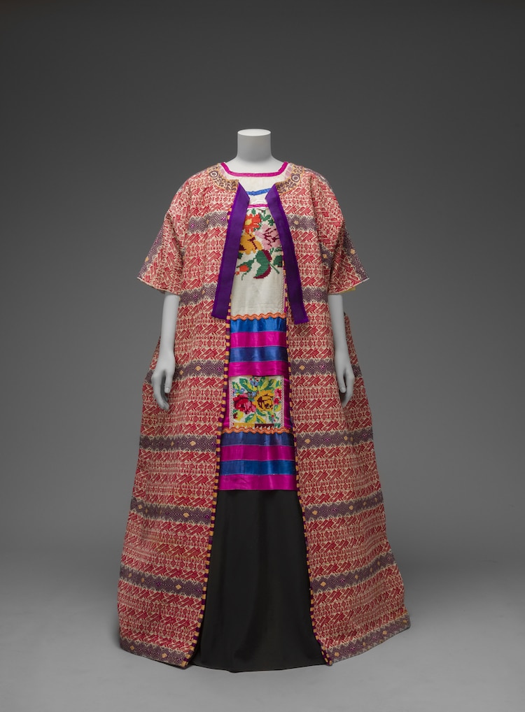 Frida Kahlo Exhibit Making Her Self Up Frida Kahlo Clothing V&A Museum