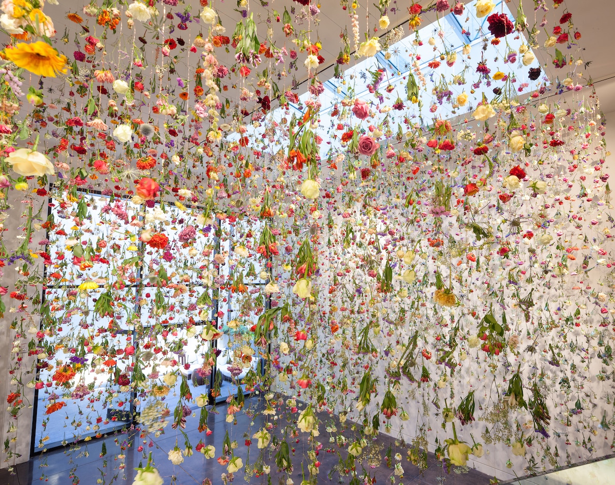 Инсталляция из живых цветов