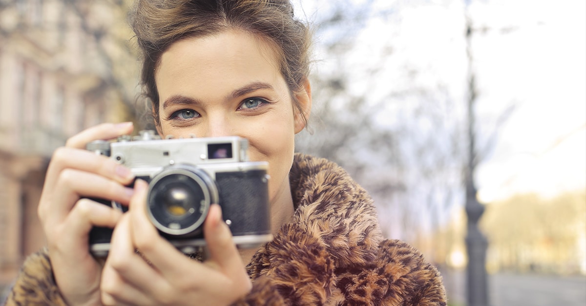 She is taking pictures. Блогер ,фотограф, писатель. Фрилансер фотограф фото. Стильный фотограф. Фото на мыльницу.