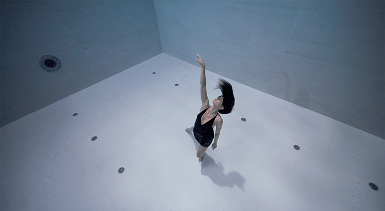 Baile Subacuático en la Piscina Más Profunda del Mundo por Julie Gautier
