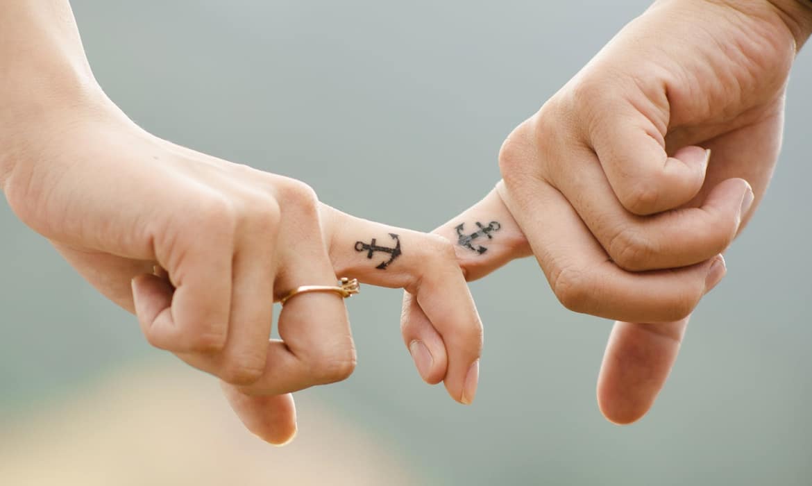 20 Tiny Finger Tattoos That Delicately Express Your Sense Of Style