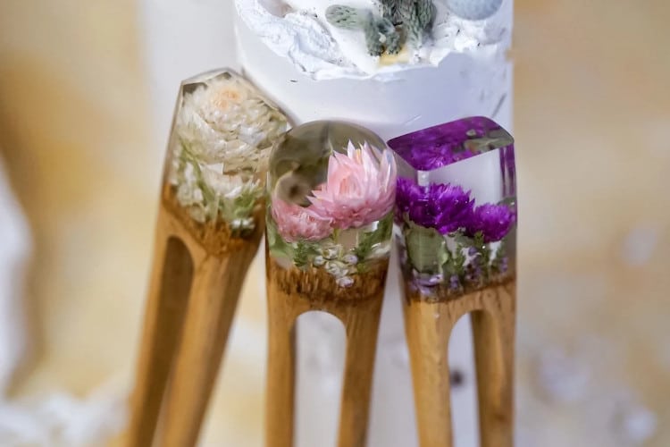 Wood & resin hairpins with real flowers