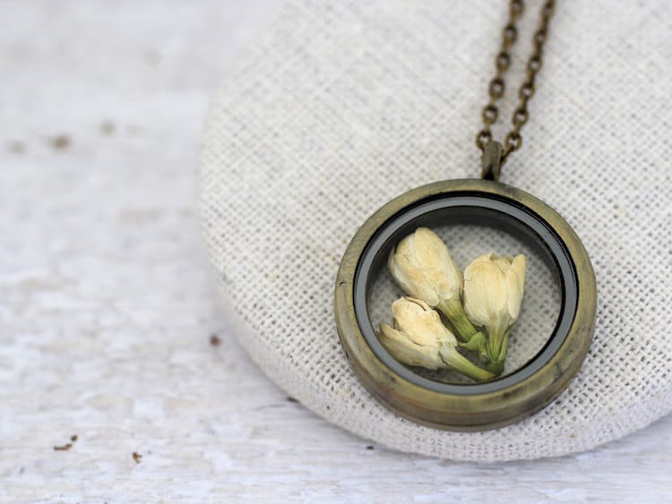 Resin Flower Jewelry Made from Flowers 