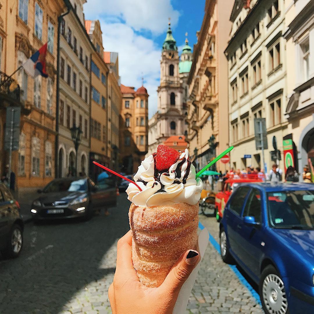 Food travelling. Прага Чехия трдельник. Чешский трдельник с мороженым. Трдельник с мороженым в Праге. Мороженое Прага.