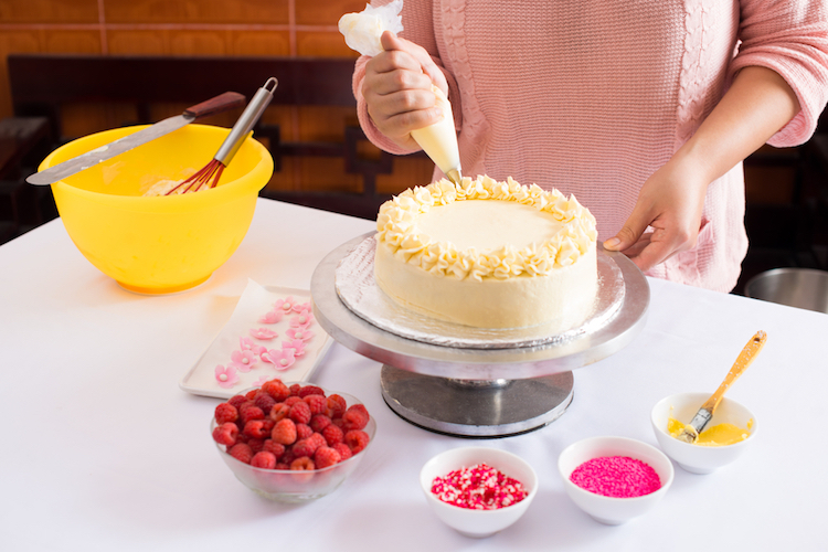 Share more than 145 essential cake decorating tools latest - seven.edu.vn