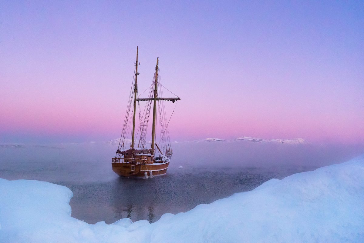 Barco de vela al amanecer por Andrew Studer