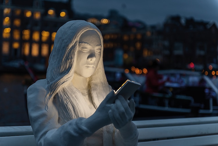 Escultura obsesión con la tecnología por Design Bridge para Amsterdam Light Festival