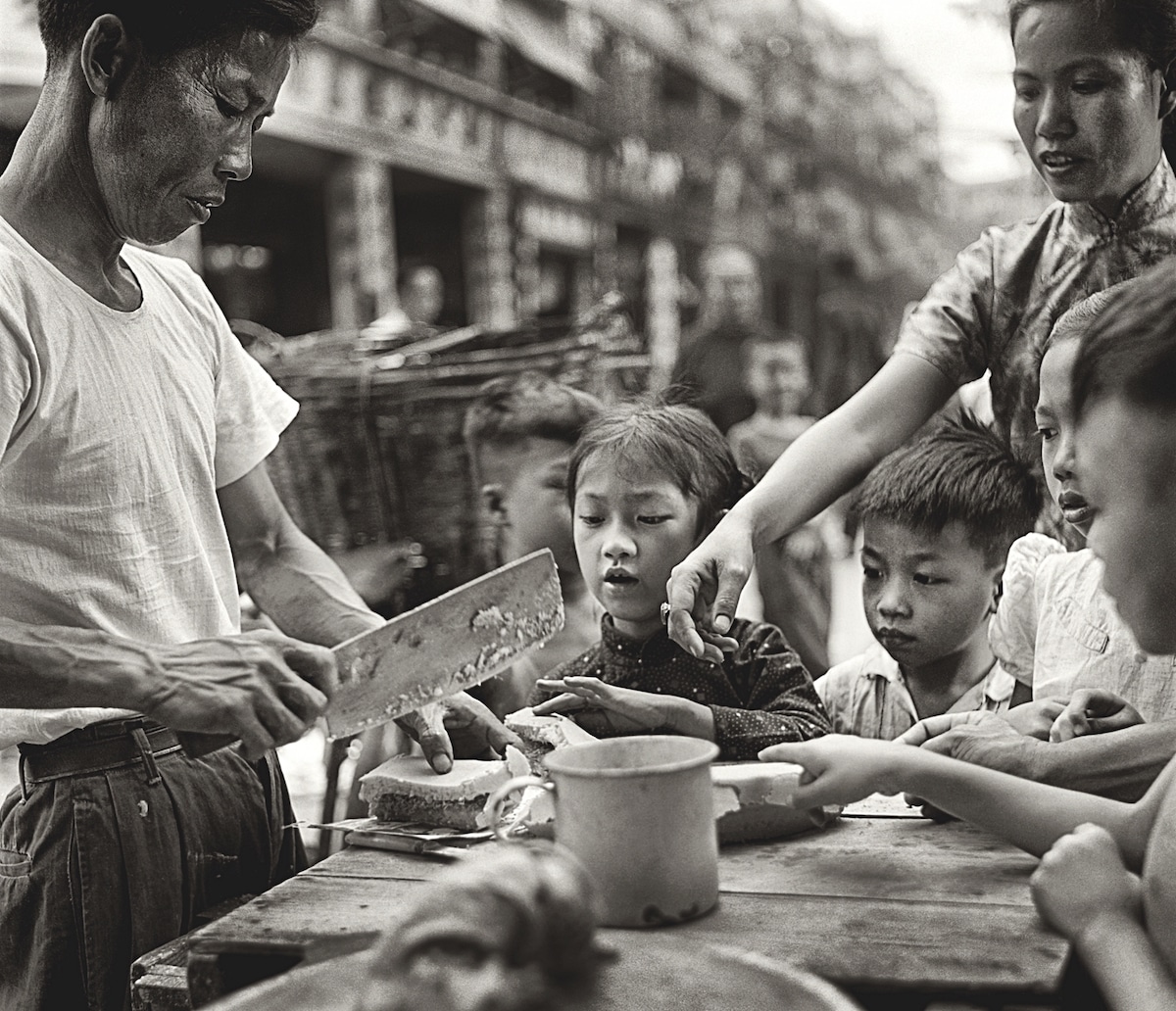 Fan Ho - Fotografía urbana de Hong Kong en la Galería Blue Lotus