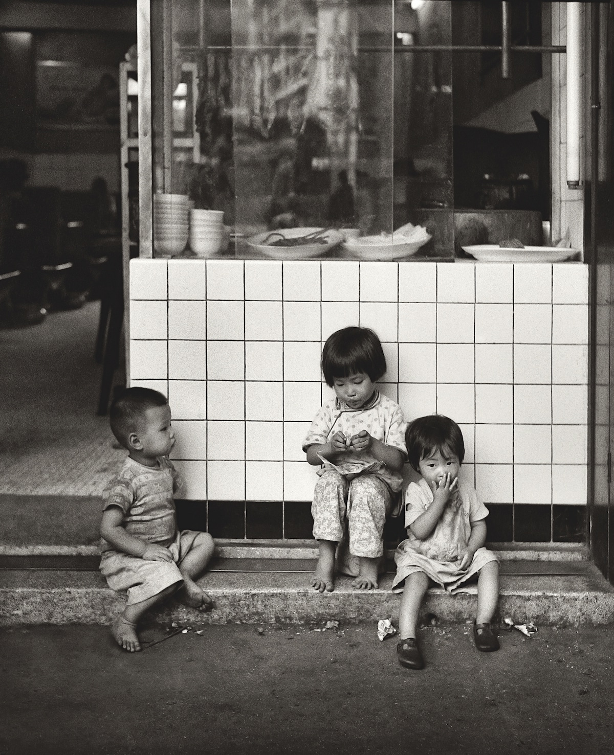 Fan Ho - Fotografía urbana de Hong Kong en la Galería Blue Lotus