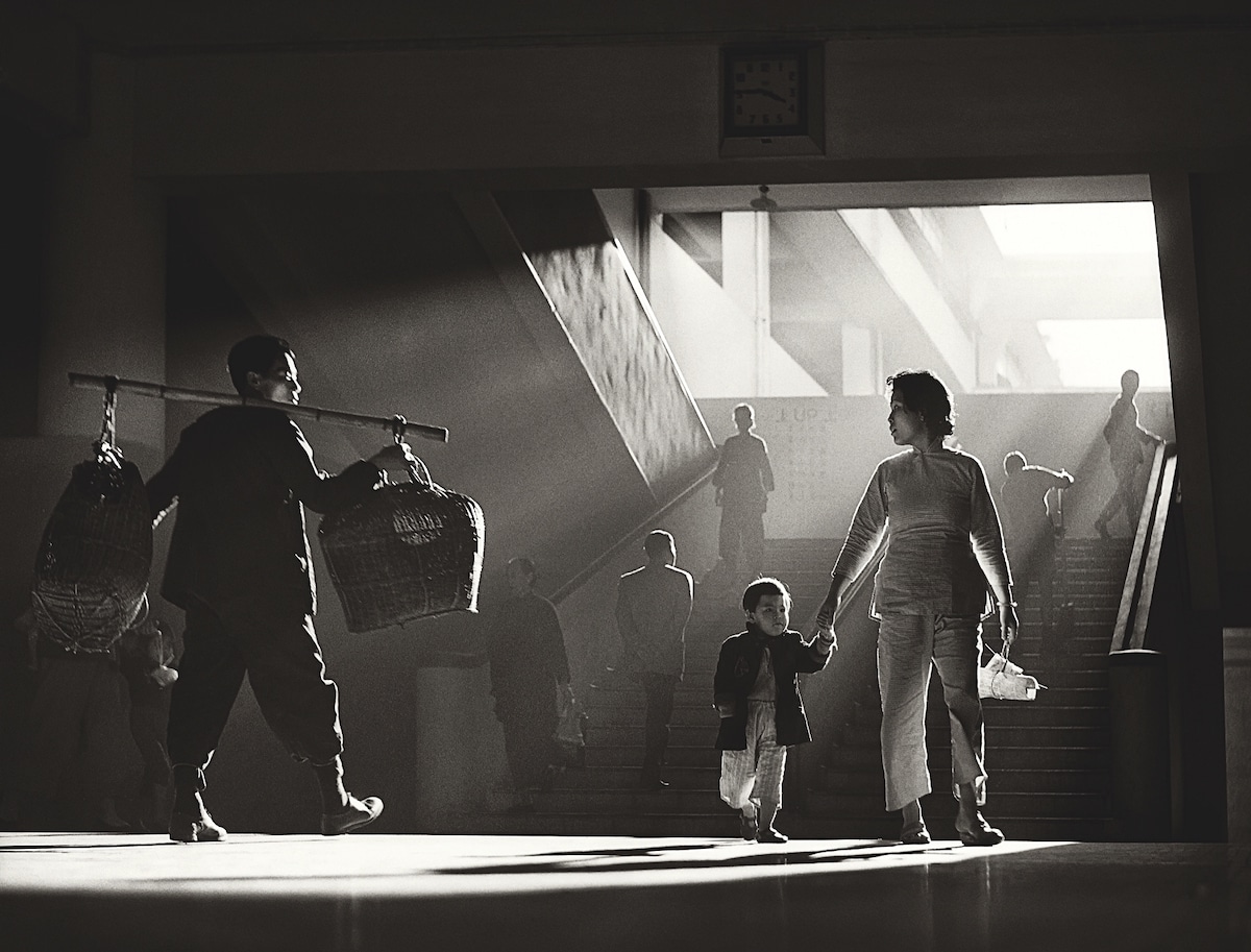 Fan Ho - Fotografía urbana de Hong Kong en la Galería Blue Lotus