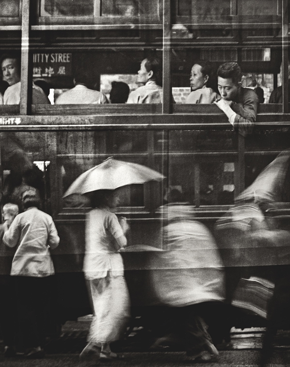 Fan Ho - Fotografía urbana de Hong Kong en la Galería Blue Lotus