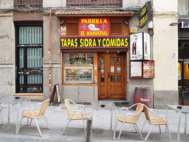 bares de Madrid No-Frills por Leah Pattem parrilla el manantial