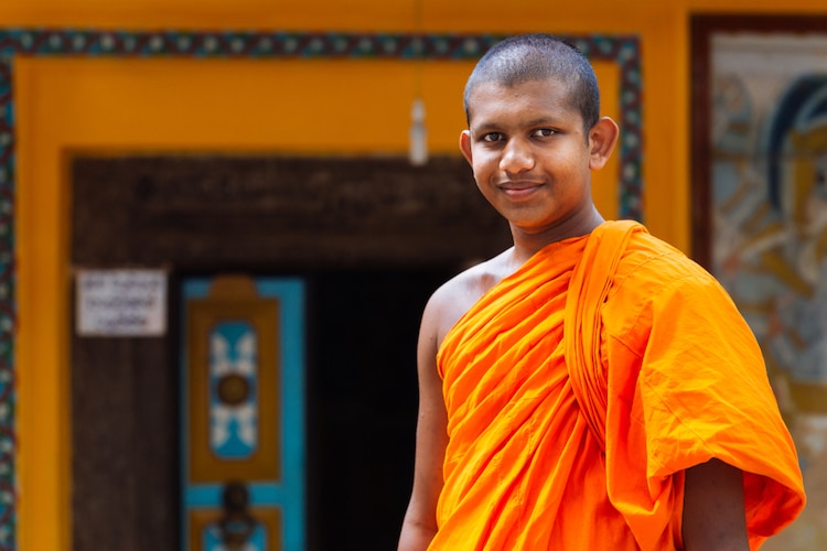 ¿Por qué los monjes budistas se visten de naranja?